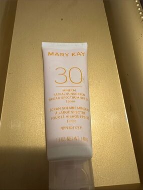 Mary Kay SPF 30 Mineral Facial Sunscreen - White and Gold